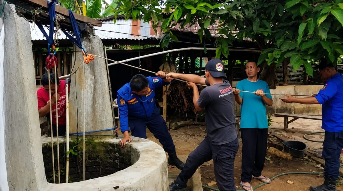 Petugas Damkarmat BPBD Pringsewu saat melakukan evakuasi kambing masuk sumur di Pekon Tunggul Pawenang, Adiluwih, Rabu 29 Juli 2026 | Dok. BPBD Pringsewu.