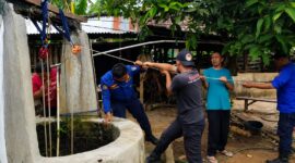 Petugas Damkarmat BPBD Pringsewu saat melakukan evakuasi kambing masuk sumur di Pekon Tunggul Pawenang, Adiluwih, Rabu 29 Juli 2026 | Dok. BPBD Pringsewu.