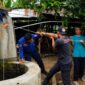Petugas Damkarmat BPBD Pringsewu saat melakukan evakuasi kambing masuk sumur di Pekon Tunggul Pawenang, Adiluwih, Rabu 29 Juli 2026 | Dok. BPBD Pringsewu.
