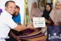 Bupati Pringsewu, Riyanto Pamungkas saat menyerahkan bantuan kepada keluarga korban tenggelam di Banyumas, Pringsewu, Rabu 29 Juli 2026 | Dok. Pemkab Pringsewu.