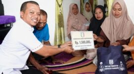 Bupati Pringsewu, Riyanto Pamungkas saat menyerahkan bantuan kepada keluarga korban tenggelam di Banyumas, Pringsewu, Rabu 29 Juli 2026 | Dok. Pemkab Pringsewu.