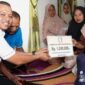 Bupati Pringsewu, Riyanto Pamungkas saat menyerahkan bantuan kepada keluarga korban tenggelam di Banyumas, Pringsewu, Rabu 29 Juli 2026 | Dok. Pemkab Pringsewu.