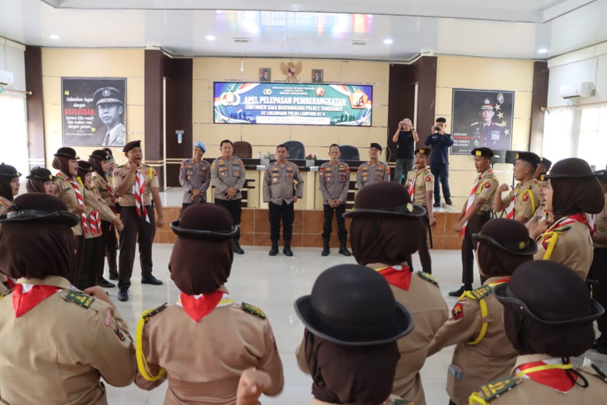 Para Saka Bhayangkara Polres Tanggamus saat memberikan yel-yel sebelum dilepas Kapolres Tanggamus AKBP Rahmad Sujatmiko, Kamis 30 Juli 2026 | Dok. Humas Polres Tanggamus.