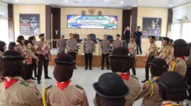 Para Saka Bhayangkara Polres Tanggamus saat memberikan yel-yel sebelum dilepas Kapolres Tanggamus AKBP Rahmad Sujatmiko, Kamis 30 Juli 2026 | Dok. Humas Polres Tanggamus.