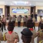Para Saka Bhayangkara Polres Tanggamus saat memberikan yel-yel sebelum dilepas Kapolres Tanggamus AKBP Rahmad Sujatmiko, Kamis 30 Juli 2026 | Dok. Humas Polres Tanggamus.