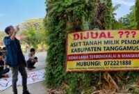 Kolase foto Ketua IKAMM Tanggamus, Berly dan Banner Satire Lahan Pemkab Tanggamus yang dijual | ist/Media Prioritastv.com.