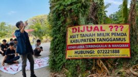 Kolase foto Ketua IKAMM Tanggamus, Berly dan Banner Satire Lahan Pemkab Tanggamus yang dijual | ist/Media Prioritastv.com.