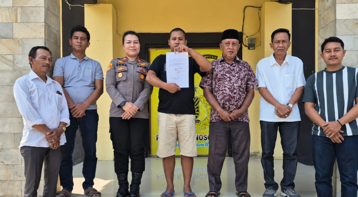 Terduga pelaku pemalakan dan pelemparan kaca mobil di Jalan Lintas Suoh Tanggamus saat menunjukan surat pernyataan di Mapolsek Wonosobo, Tanggamus, Kamis 30 Juli 2026 | Dok. Humas Polres Tanggamus.