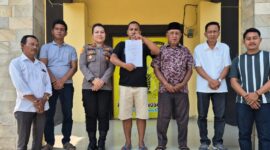 Terduga pelaku pemalakan dan pelemparan kaca mobil di Jalan Lintas Suoh Tanggamus saat menunjukan surat pernyataan di Mapolsek Wonosobo, Tanggamus, Kamis 30 Juli 2026 | Dok. Humas Polres Tanggamus.