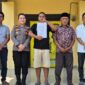 Terduga pelaku pemalakan dan pelemparan kaca mobil di Jalan Lintas Suoh Tanggamus saat menunjukan surat pernyataan di Mapolsek Wonosobo, Tanggamus, Kamis 30 Juli 2026 | Dok. Humas Polres Tanggamus.