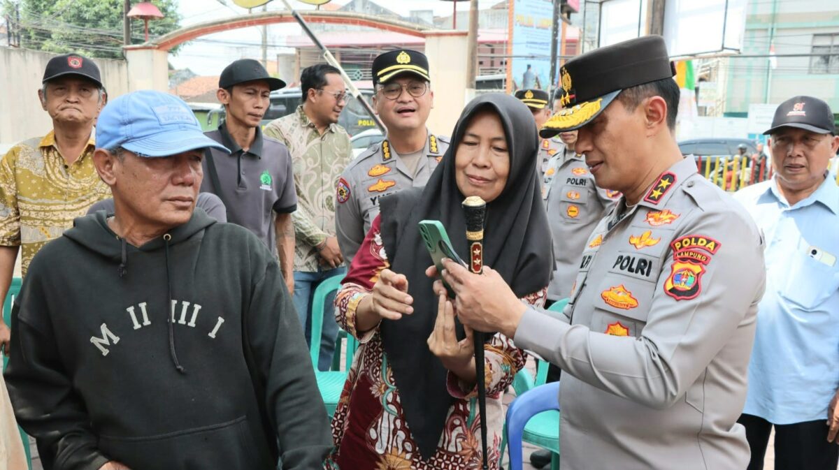 Kapolda Lampung Irjenpol Helfi saat menunjukan cara kerja aplikasi Siger Lampung Presisi di Polres Pringsewu, Kamis 30 Juli 2026 | Samuel/Media Prioritastv.com.