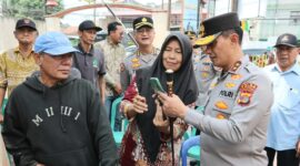 Kapolda Lampung Irjenpol Helfi saat menunjukan cara kerja aplikasi Siger Lampung Presisi di Polres Pringsewu, Kamis 30 Juli 2026 | Samuel/Media Prioritastv.com.