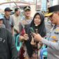 Kapolda Lampung Irjenpol Helfi saat menunjukan cara kerja aplikasi Siger Lampung Presisi di Polres Pringsewu, Kamis 30 Juli 2026 | Samuel/Media Prioritastv.com.