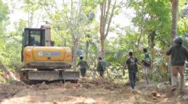 Tim Gakkum Kemenhut saat mengamankan dua tersangka berikut alat berat yang membuka jalan di TNBBS Lampung Barat tanpa izin |