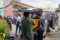 Petugas saat mengevakuasi jenazah seorang perempuan lanjut usia yang ditemukan meninggal dunia di dalam rumahnya di Perumahan Palem Permai, Desa Hajimena, Kecamatan Natar, Kabupaten Lampung Selatan, Rabu (29/7/2026) sekitar pukul 08.30 WIB | Dok. Polda Lampung.