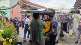 Petugas saat mengevakuasi jenazah seorang perempuan lanjut usia yang ditemukan meninggal dunia di dalam rumahnya di Perumahan Palem Permai, Desa Hajimena, Kecamatan Natar, Kabupaten Lampung Selatan, Rabu (29/7/2026) sekitar pukul 08.30 WIB | Dok. Polda Lampung.