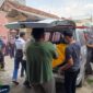 Petugas saat mengevakuasi jenazah seorang perempuan lanjut usia yang ditemukan meninggal dunia di dalam rumahnya di Perumahan Palem Permai, Desa Hajimena, Kecamatan Natar, Kabupaten Lampung Selatan, Rabu (29/7/2026) sekitar pukul 08.30 WIB | Dok. Polda Lampung.
