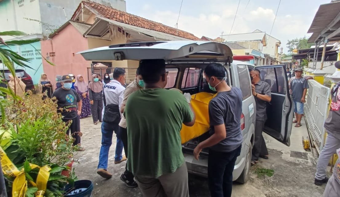 Petugas saat mengevakuasi jenazah seorang perempuan lanjut usia yang ditemukan meninggal dunia di dalam rumahnya di Perumahan Palem Permai, Desa Hajimena, Kecamatan Natar, Kabupaten Lampung Selatan, Rabu (29/7/2026) sekitar pukul 08.30 WIB | Dok. Polda Lampung.