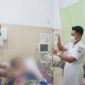 Korban saat mendapatkan perawatan pihak medis usai aksi perampokan yang melukainya, Kamis 30 Juli 2026, dinihari | Dok. Polda Lampung.