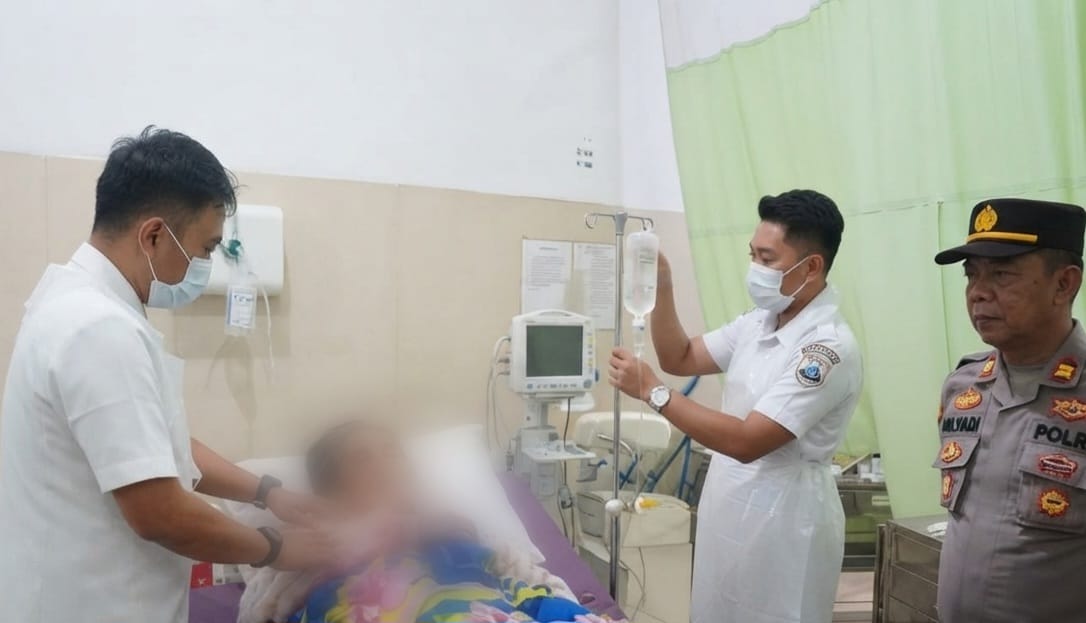 Korban saat mendapatkan perawatan pihak medis usai aksi perampokan yang melukainya, Kamis 30 Juli 2026, dinihari | Dok. Polda Lampung.