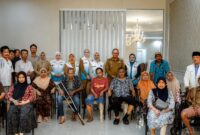Pemprov Lampung saat foto bersama usai penyerahan kursi roda ke penyandang disabilitas berupa kaki palsu Dinas Sosial Provinsi Lampung | Dok. Pemprov Lampung.