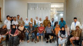 Pemprov Lampung saat foto bersama usai penyerahan kursi roda ke penyandang disabilitas berupa kaki palsu Dinas Sosial Provinsi Lampung | Dok. Pemprov Lampung.