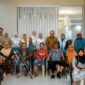 Pemprov Lampung saat foto bersama usai penyerahan kursi roda ke penyandang disabilitas berupa kaki palsu Dinas Sosial Provinsi Lampung | Dok. Pemprov Lampung.
