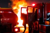 Damkarmat Bandar Lampung saat melakukan pemadaman kebakaran mobil grandmax diduga angkut BBM di Jalan Soekarno-Hatta, Rabu 29 Juli 2026 | Dok. Damkarmat Bandar Lampung.