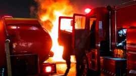 Damkarmat Bandar Lampung saat melakukan pemadaman kebakaran mobil grandmax diduga angkut BBM di Jalan Soekarno-Hatta, Rabu 29 Juli 2026 | Dok. Damkarmat Bandar Lampung.