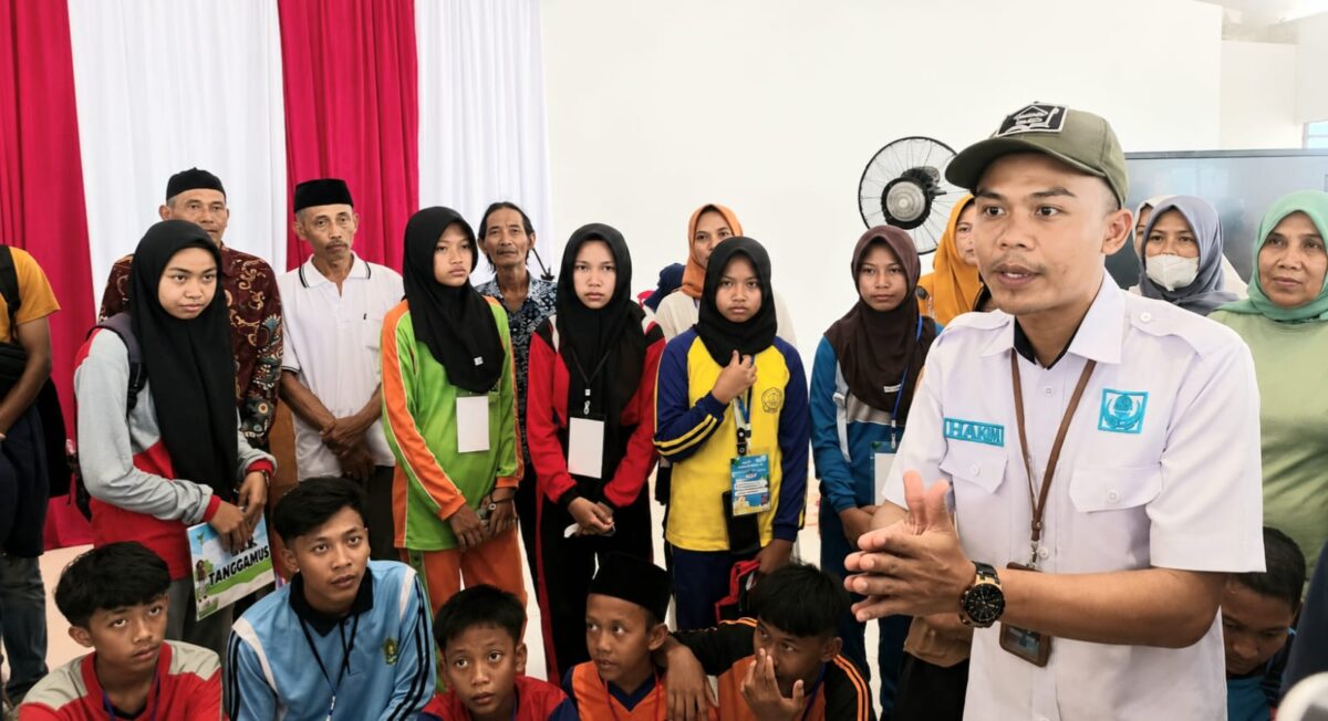 Ketua Tim Pendamping Sosial Non Kebencanaan Kemensos Kabupaten Tanggamus Nurul Hakim saat memberikan arahan kepada para pelajar Sekolah Rakyat sebelum diberangkatkan ke Lampung Selatan, Jumat 31 Juli 2026 | Herman/Media Prioritastv.com.