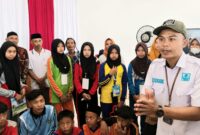 Ketua Tim Pendamping Sosial Non Kebencanaan Kemensos Kabupaten Tanggamus Nurul Hakim saat memberikan arahan kepada para pelajar Sekolah Rakyat sebelum diberangkatkan ke Lampung Selatan, Jumat 31 Juli 2026 | Herman/Media Prioritastv.com.