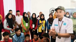 Ketua Tim Pendamping Sosial Non Kebencanaan Kemensos Kabupaten Tanggamus Nurul Hakim saat memberikan arahan kepada para pelajar Sekolah Rakyat sebelum diberangkatkan ke Lampung Selatan, Jumat 31 Juli 2026 | Herman/Media Prioritastv.com.