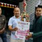 Razes saat menerima piala dan uang tunai atas raihan juara kontes Dangdut Karang Taruna di Taman Soekarno Kota Agung Tanggamus, Sabtu 29 Agustus 2026, malam | Herdi/Media Prioritastv.com.