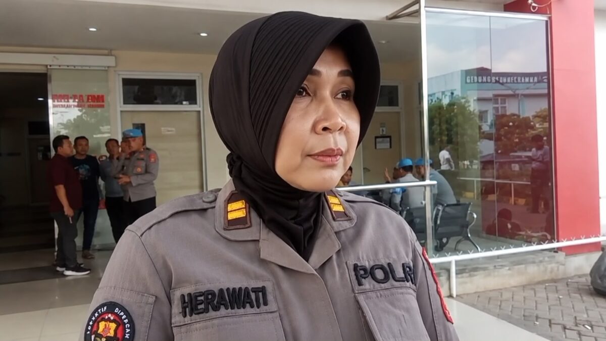 Kasi Humas Polres Lampung Utara, Iptu Herawati saat memberikan keterangan pers terkait kronologi tertembaknya 3 polisi saat tangkap diduga bandar narkoba di Lampung Utara, Selasa 25 Agustus 2026 | Saripudin/Media Prioritastv.com.