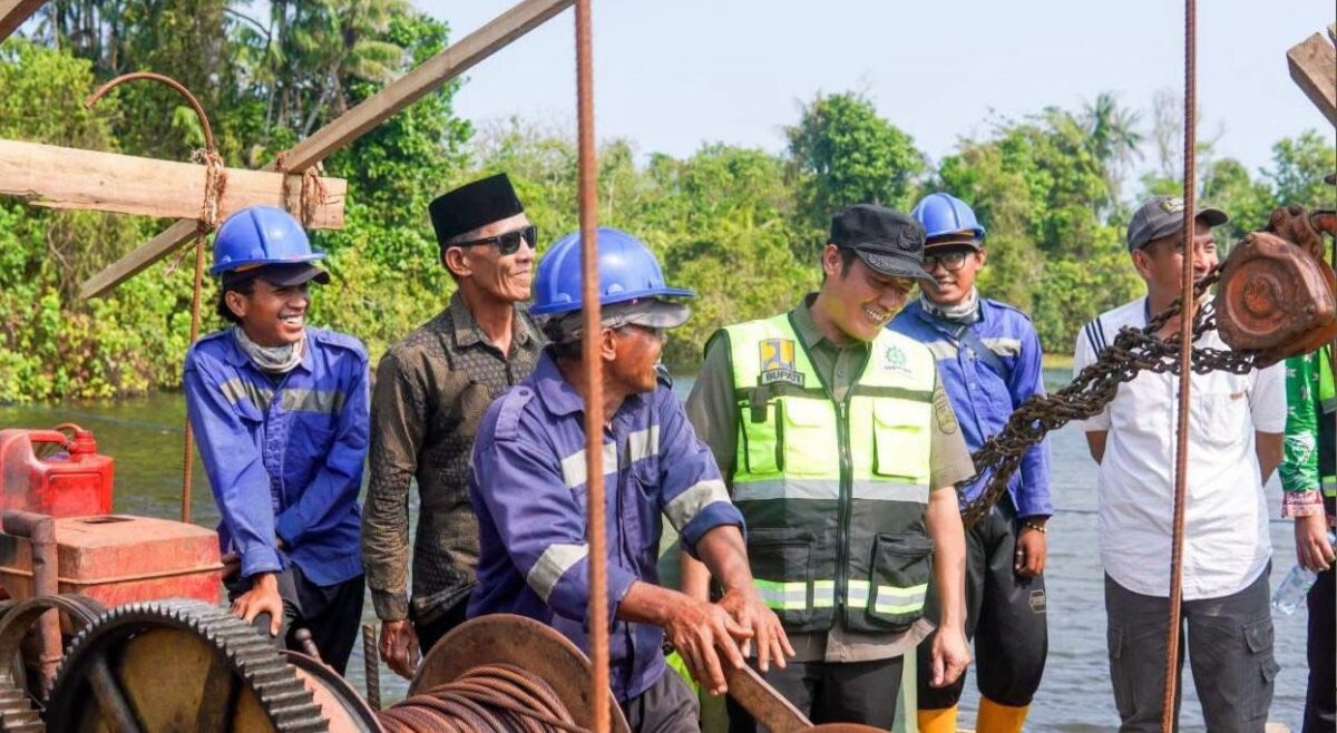 Bupati Pesisir Barat Dedi Irawan saat meninjau langsung dan peletakan batu pertama pembangunan jembatan penghubung 4 desa Way Haru Kecamatan Bengkunat, Kamis 27 Agustus 2026 | Dok. Dedi Irawan.