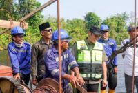 Bupati Pesisir Barat Dedi Irawan saat meninjau langsung dan peletakan batu pertama pembangunan jembatan penghubung 4 desa Way Haru Kecamatan Bengkunat, Kamis 27 Agustus 2026 | Dok. Dedi Irawan.