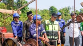 Bupati Pesisir Barat Dedi Irawan saat meninjau langsung dan peletakan batu pertama pembangunan jembatan penghubung 4 desa Way Haru Kecamatan Bengkunat, Kamis 27 Agustus 2026 | Dok. Dedi Irawan.