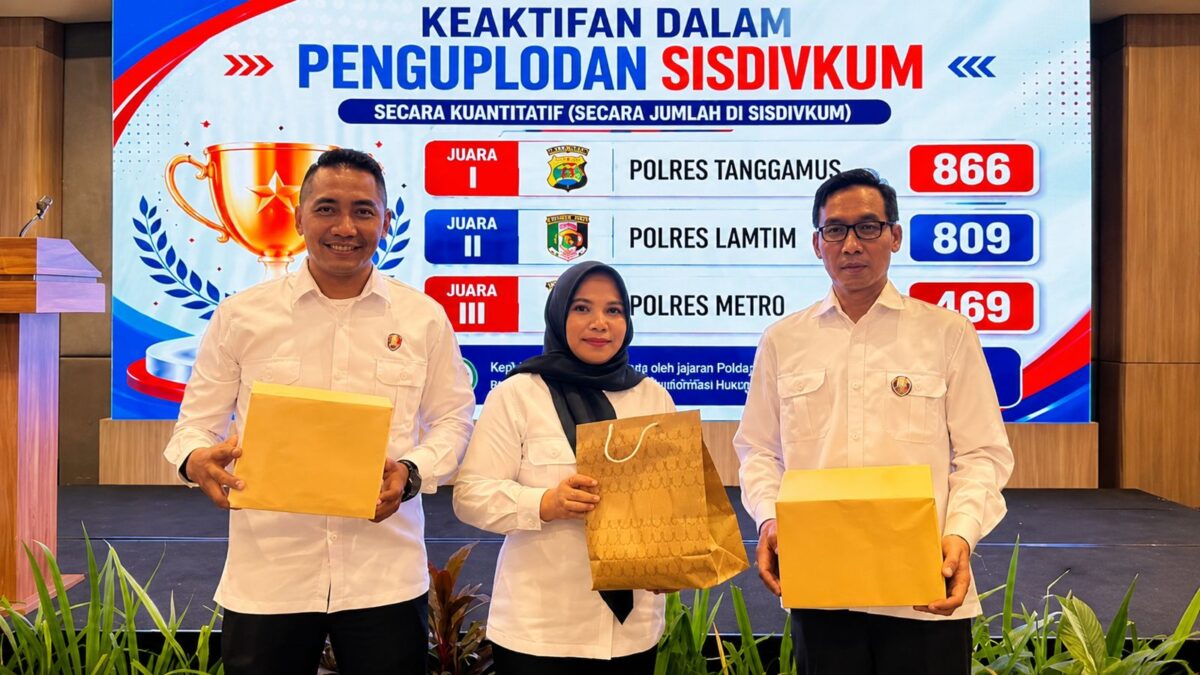 Foto bersama Kasihum Polres Tanggamus Ipda Asri Maulana bersama personelnya usai mendapatkan penghargaan, Senin 31 Agustus 2026 | Dok. Humas Polres Tanggamus.