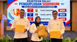 Foto bersama Kasihum Polres Tanggamus Ipda Asri Maulana bersama personelnya usai mendapatkan penghargaan, Senin 31 Agustus 2026 | Dok. Humas Polres Tanggamus.