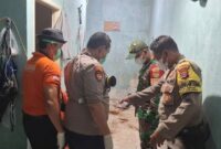 Polisi saat melakukan olah TKP dan evakuasi korban dari kamar kost kawasan Jalan Teluk Bone, Kelurahan Kota Karang, Kecamatan Telukbetung Timur (TBT), Bandar Lampung | Dok. Polda Lampung.