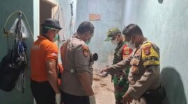 Polisi saat melakukan olah TKP dan evakuasi korban dari kamar kost kawasan Jalan Teluk Bone, Kelurahan Kota Karang, Kecamatan Telukbetung Timur (TBT), Bandar Lampung | Dok. Polda Lampung.