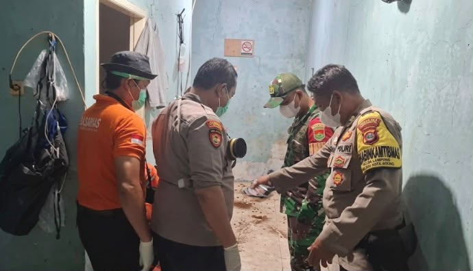 Polisi saat melakukan olah TKP dan evakuasi korban dari kamar kost kawasan Jalan Teluk Bone, Kelurahan Kota Karang, Kecamatan Telukbetung Timur (TBT), Bandar Lampung | Dok. Polda Lampung.