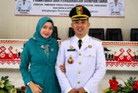 Sarif Hidayat Bangsawan, alumni IPDN tokoh adat Tanggamus bergelar Pangeran Ya Sangun Khatu Dipertuan Ke-Lima dari Marga Buay Takkhugak saat bersama istri usai pelantikan menjadi Kecamatan Kota Agung Barat, Rabu 26 Agustus 2026 | ist/Media Prioritastv.com.