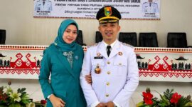 Sarif Hidayat Bangsawan, alumni IPDN tokoh adat Tanggamus bergelar Pangeran Ya Sangun Khatu Dipertuan Ke-Lima dari Marga Buay Takkhugak saat bersama istri usai pelantikan menjadi Kecamatan Kota Agung Barat, Rabu 26 Agustus 2026 | ist/Media Prioritastv.com.