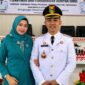 Sarif Hidayat Bangsawan, alumni IPDN tokoh adat Tanggamus bergelar Pangeran Ya Sangun Khatu Dipertuan Ke-Lima dari Marga Buay Takkhugak saat bersama istri usai pelantikan menjadi Kecamatan Kota Agung Barat, Rabu 26 Agustus 2026 | ist/Media Prioritastv.com.