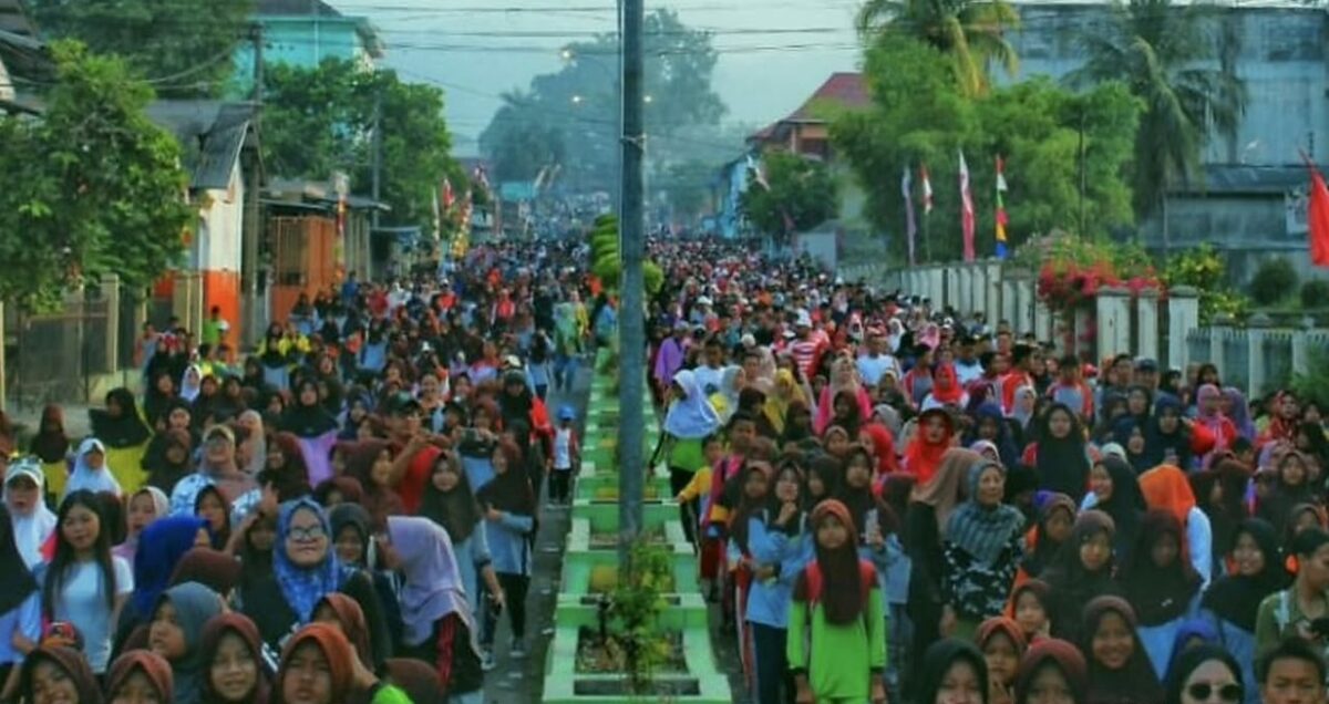 Peserta jalan sehat HUT 81 RI saat memadati jalan Merdeka, Kota Agung, Tanggamus, Sabtu 22 Agustus 2026 |
