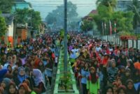 Peserta jalan sehat HUT 81 RI saat memadati jalan Merdeka, Kota Agung, Tanggamus, Sabtu 22 Agustus 2026 |