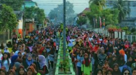 Peserta jalan sehat HUT 81 RI saat memadati jalan Merdeka, Kota Agung, Tanggamus, Sabtu 22 Agustus 2026 |