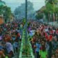 Peserta jalan sehat HUT 81 RI saat memadati jalan Merdeka, Kota Agung, Tanggamus, Sabtu 22 Agustus 2026 |