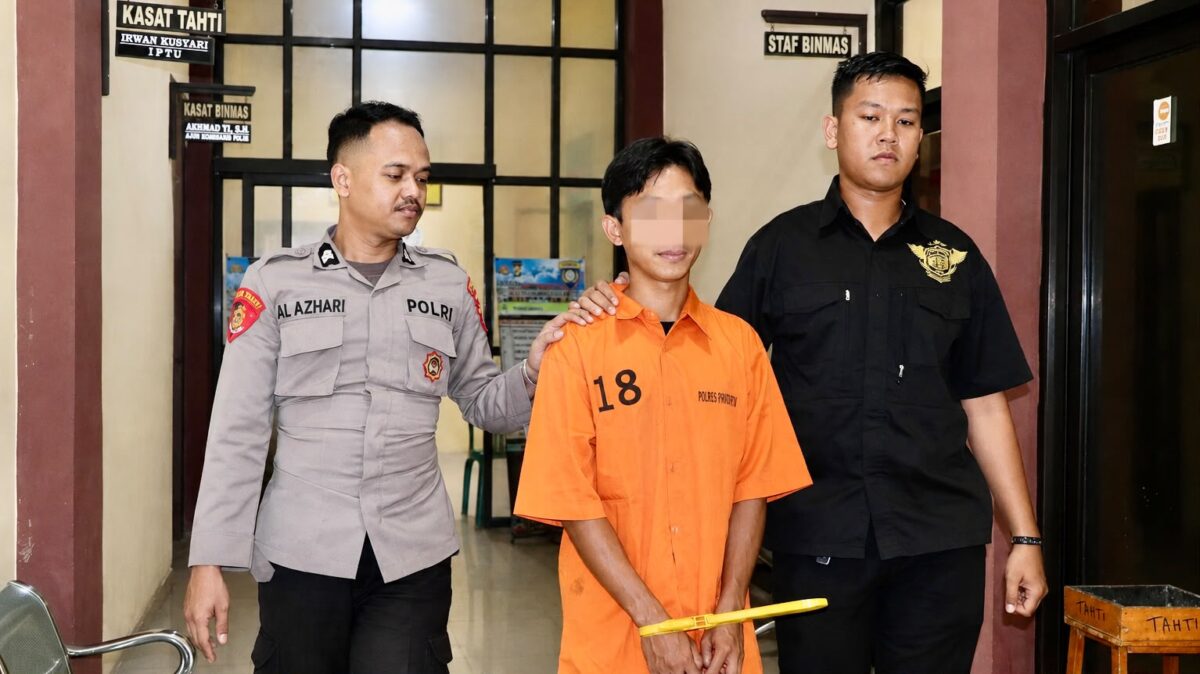 Tersangka FD saat digelandang ke sel tahanan usai ditetapkan menjadi tersangka setelah diamankan ngamar bareng remaja 16 tahun asal Tanggamus, Selasa 25 Agustus 2026 | Dok. Humas Polres Pringsewu.